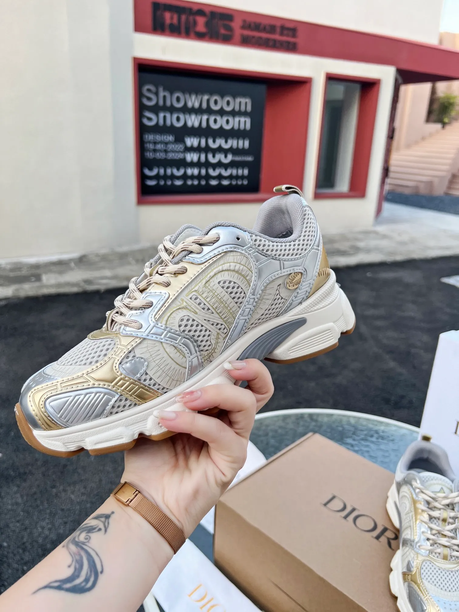 👟👟Ex-factory price 600👟👟 High version couple model🍸 Dior Dior | 2024 ˢˢDilraba, many stars have the same style. L’s 2024 spring and summer new products. The latest popular Chrono series, thick-soled mesh color-blocking running shoes, dad shoes, casual sports shoes series〰 Original purchase, development and production👍🏻This Dior Chrono sneaker is made of white and black mesh fabric with leather effect panels. The CD logo on both sides, the star patch on the tongue and the Dior logo on the heel, many details highlight the style. The two-tone laces, lightweight sole and star embellishment allow for a casual look all year round, complementing a variety of casual or elegant pieces. ♺Upper: Original imported first-layer cowhide + mesh ♺Inner lining: Original customized breathable lining ♺Outsole: Original molded EVA super light and super soft outsole ♺Heel height: 4.5cm ♺Size: Female 35-41 Male 39-45 (Female 40.41 Male 45 customized)